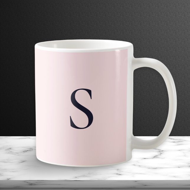 Pulver Pink Einfach Modernes Hübsches Mit Monogram Kaffeetasse (A pretty mug in delicate pale pink, with elegant midnight blue monogram initial on both sides)