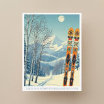 Pulverschnee Berg Utah Skiurlaub Retro Postkarte<br><div class="desc">Hallo aus den schneebedeckten Bergen von Powder Mountain,  Utah,  USA! Wir hoffen,  dass Sie einen wunderschönen Skiurlaub haben. Diese Postkarte zeigt eine wunderschöne,  blau-graue Berglandschaft mit Retro-Skischulen in orangefarbenem Stammesmuster. Alle Textsätze können an Ihren Anzug angepasst werden!</div>