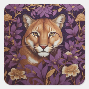 Puma-Gesicht zwischen tiefviolettem Laub und Blume Quadratischer Aufkleber