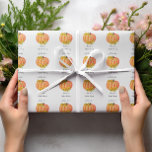 Pumpkin Brautparty Wedding Orange White Geschenkpapier<br><div class="desc">Pumpkin Brautparty Wrapping Paper mit Aquarellkürbis,  rustikale Blumen Fall Brautparty,  Hochzeit,  Probe Abendessen,  Couple's Dusche. Ändern Sie den Text mit dieser Vorlagenoption | Verwenden Sie weitere Optionen,  um den Textstil,  die Textgröße und -farbe bei Bedarf zu ändern. Karo unten unsere Kollektion für weitere Packpapiere.</div>