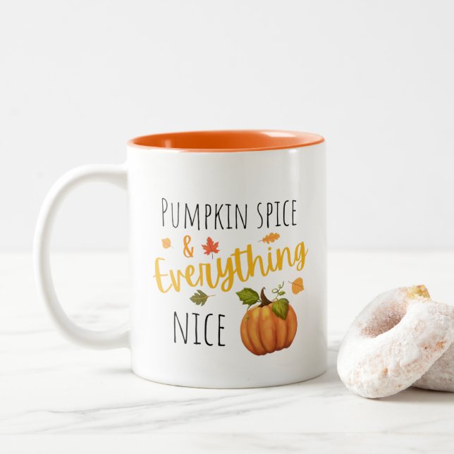 Pumpkin Gewürz und alles Nizza Fall  Zweifarbige Tasse (Mit Donut)