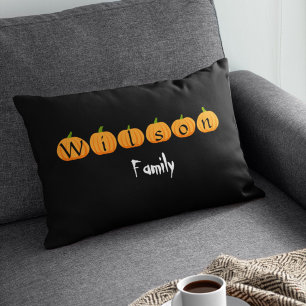 Pumpkin mit Monogram Familienname Eigener Hallowee Lendenkissen