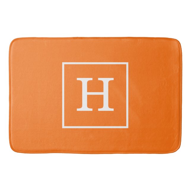 Pumpkin Orange White Gerahmt Initial Monogram Badematte (Vorderseite)