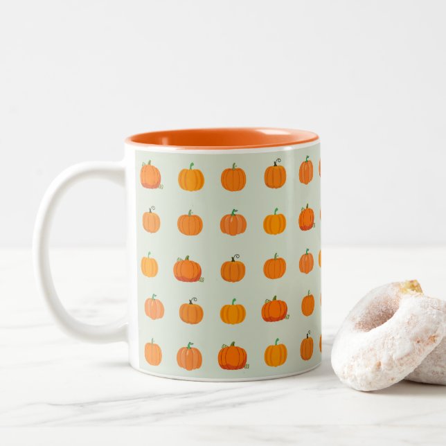 Pumpkin Patch Zweifarbige Tasse (Mit Donut)