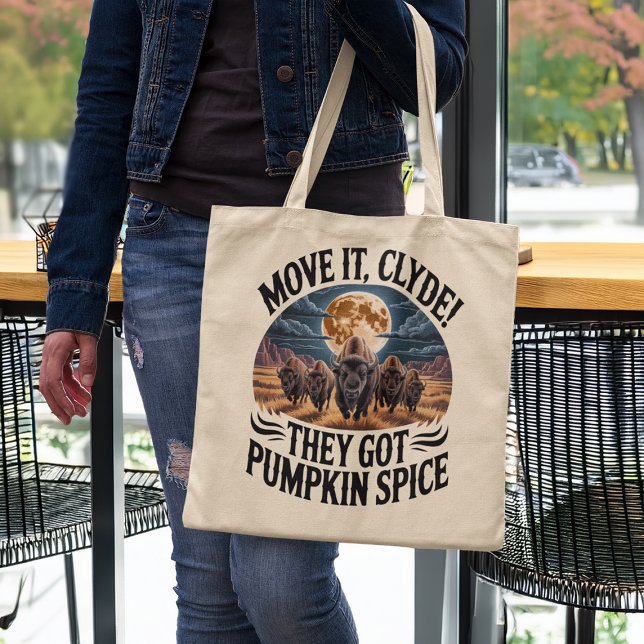 Pumpkin Spice Coffee Funny Bison Stampede Tragetasche (woman in a coffee shop holding funny pumpkin spice humor tote bag)