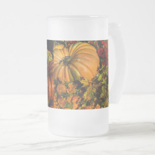 Pumpkin und Mum Arrangement Mattierte Tasse