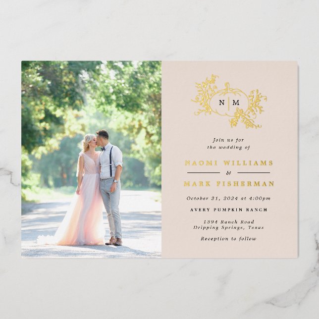 Pumpkin Vines Monogram Wedding Foil Einladung (Vorderseite)