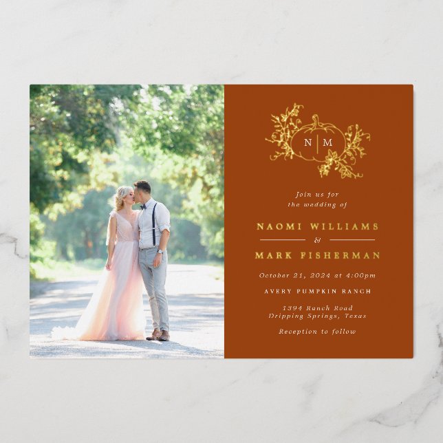 Pumpkin Vines Monogram Wedding Foil Einladung (Vorderseite)