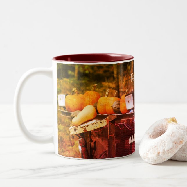 Pumpkins auf dem Gebiet der LKW-Natur Personalisie Zweifarbige Tasse (Mit Donut)