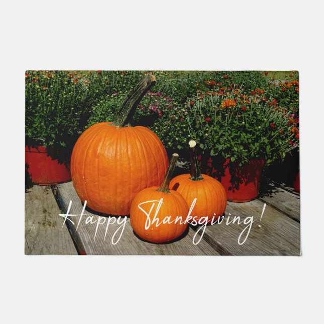 Pumpkins und Mums am Patch auf einem Fußmatte (Vorderseite)