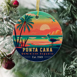 Punta Cana DR. Retro Sunset Souvenirs 1960er Keramik Ornament<br><div class="desc">Punta Cana Dominikanische Republik Tropical Retro Sunset Design. Genießen Sie die Nostalgie von Punta Cana mit unserem Vintagen Souvenir, das speziell für Urlauber am Meer entworfen wurde. Dieses Design erinnert an eine vergangene Zeit und verkörpert die Ruhe und Schönheit der Bucht, die als eine wunderbare Erinnerung Ihres Strandurlaubs dient. Sie...</div>