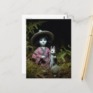 Puppe im moosigen Wald mit einem Kaninchen Postkarte