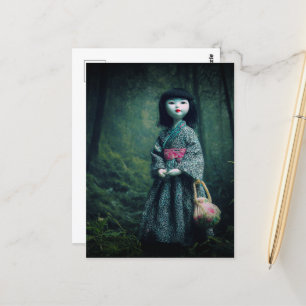 Puppe im moosigen Wald Postkarte