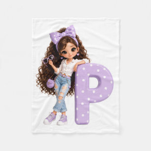 Puppe mit lila Schleife und Decke mit Buchstabe P