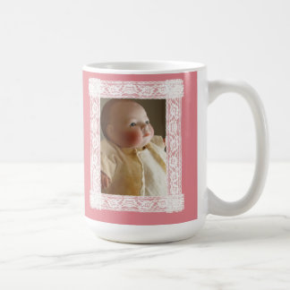 Puppenliebhaber haben Spaß bei der Tasse von Puppe