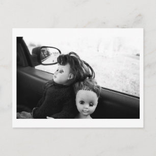 Puppenportrait - Puppen im Auto Postkarte