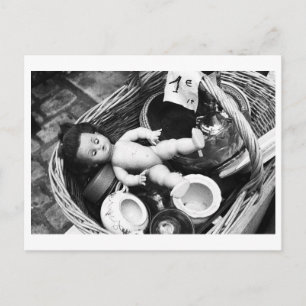 Puppenporträt - Puppe auf dem Flohmarkt Postkarte