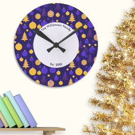Purple and Faux Gold Modern Family Name Christmas Runde Wanduhr