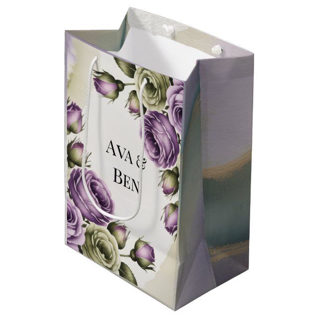 Purple and Sage Green Roses Watercolor Wedding Mittlere Geschenktüte (Vorderseite Schrägansicht)