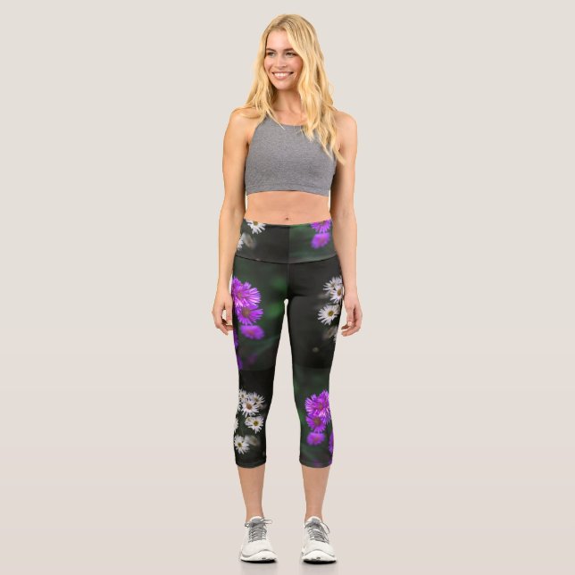 Purple and White Floral Capri Leggings (Vorderseite)