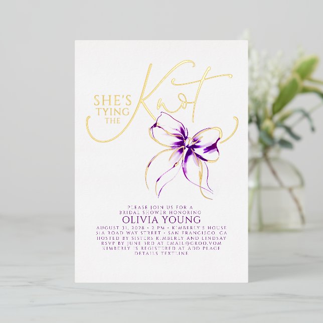 Purple Bow She's Tying The Knot Bridal Shower Folieneinladung (Stehend vorne)