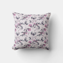 Purple flowers on a throw pillow kissen