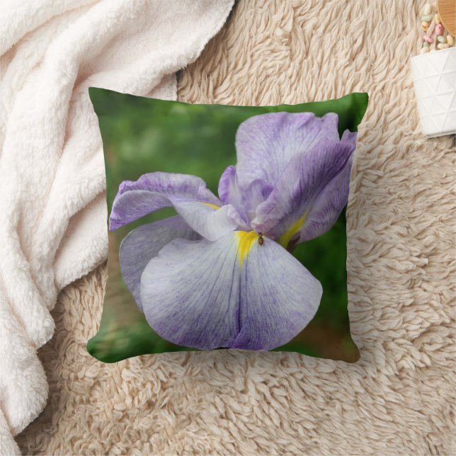 Purple Japanese Iris Flower Unfolding   Kissen (Decke)