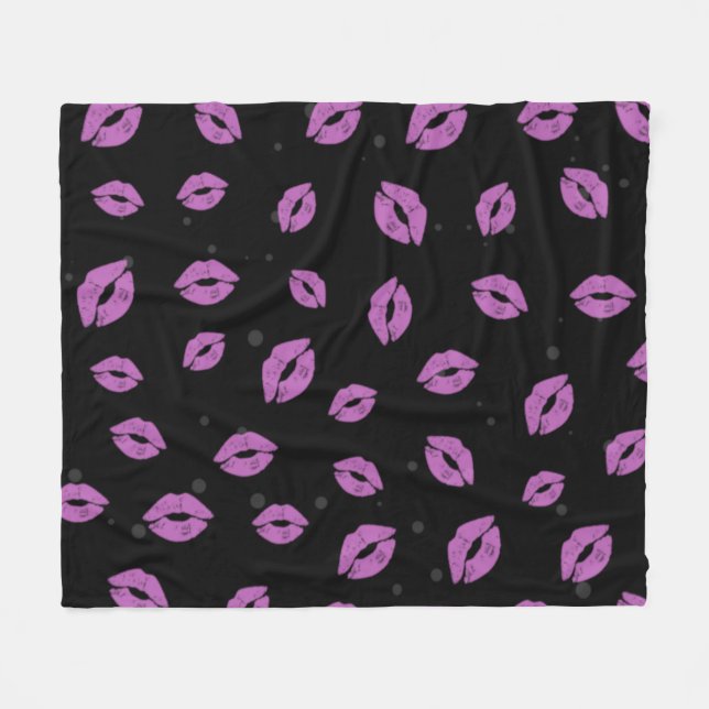 Purple Lipstick Kisses on Black Background Pattern Fleecedecke (Vorderseite (Horizontal))