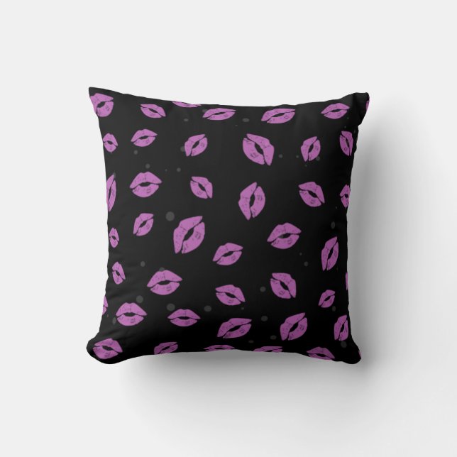 Purple Lipstick Kisses on Black Background Pattern Kissen (Vorderseite)