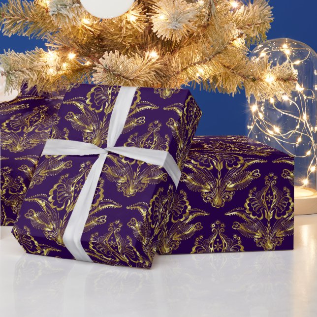 Purple & Metallic Gold Look Floral Damasks Pattern Geschenkpapier (Feiertage)