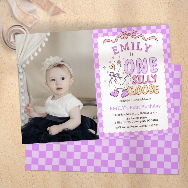 Purple One Silly Goose - Girl First Birthday Photo Einladung (Purple One Silly Goose - Retro Girl First Birthday Photo Invitation.)