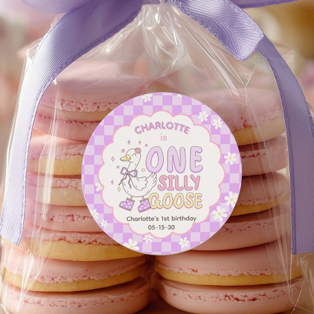 Purple One Silly Goose - Girl's first birthday Runder Aufkleber (Purple One Silly Goose. Girl First Birthday Birthday favor sticker.)