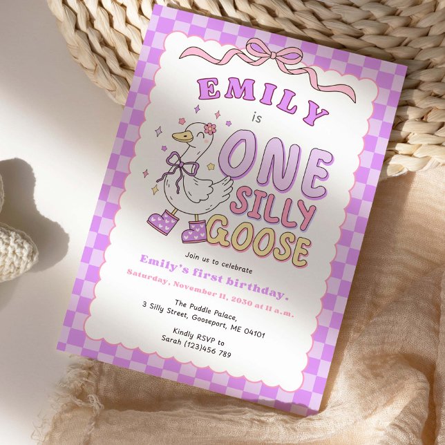 Purple One Silly Goose-Retro Girl First Birthday Einladung (Purple Checkered "One Silly Goose"- Girl First Birthday Invitation)