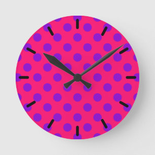 Purple polka dots on cerise runde wanduhr