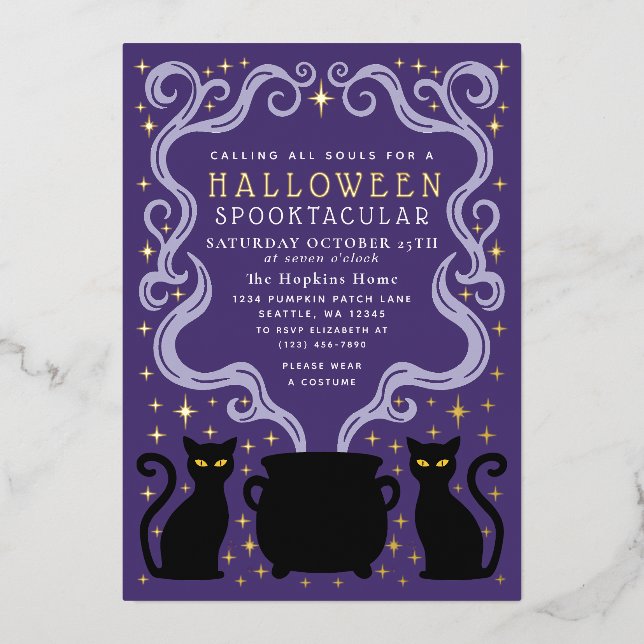 Purple Witchy Black Cat Cauldron Halloween Party Folieneinladung (Vorderseite)