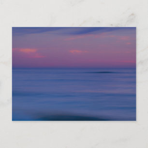 Purpurfarbener Sonnenaufgang an der Meeresküste Postkarte