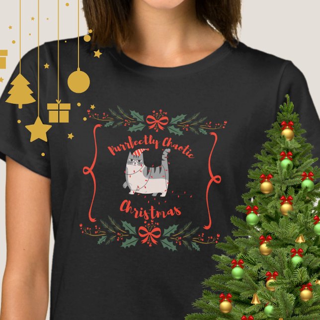 Purrfectly Chaotic Christmas Funny Holiday Cat  T-Shirt (Von Creator hochgeladen)