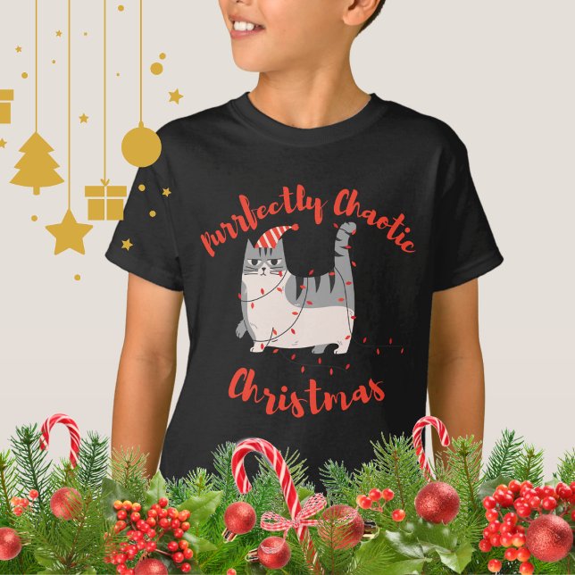 Purrfectly Chaotic Christmas Funny Holiday Cat  T-Shirt (Von Creator hochgeladen)