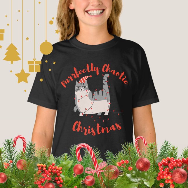 Purrfectly Chaotic Christmas Funny Holiday Cat  T-Shirt (Von Creator hochgeladen)