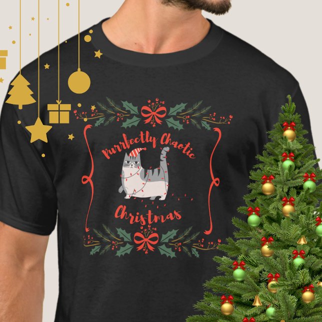 Purrfectly Chaotic Christmas Funny Holiday Cat  T-Shirt (Von Creator hochgeladen)