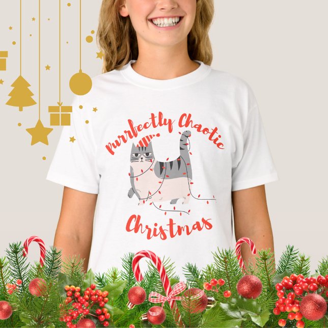 Purrfectly Chaotic Christmas Funny Holiday Cat  T-Shirt (Von Creator hochgeladen)
