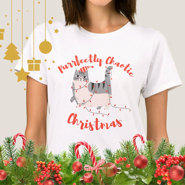 Purrfectly Chaotic Christmas Funny Holiday Cat  T-Shirt (Von Creator hochgeladen)