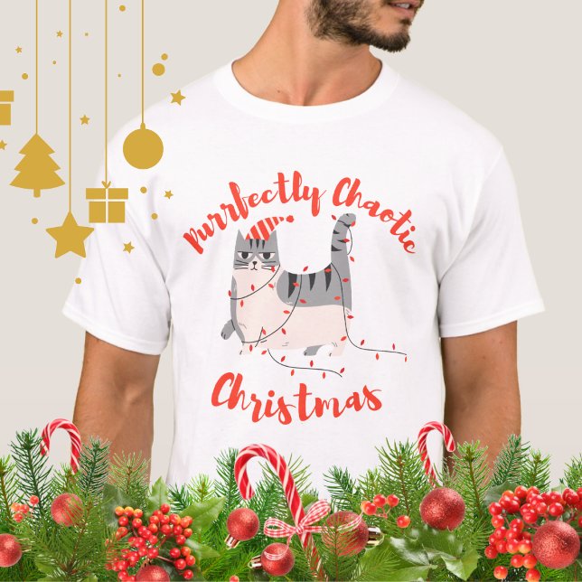 Purrfectly Chaotic Christmas Funny Holiday Cat  T-Shirt (Von Creator hochgeladen)