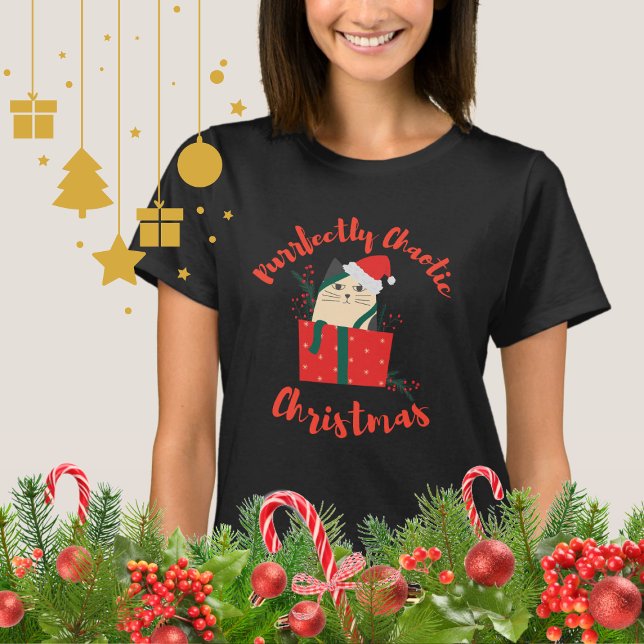 Purrfectly Chaotic Christmas Funny Holiday Cat  T-Shirt (Von Creator hochgeladen)