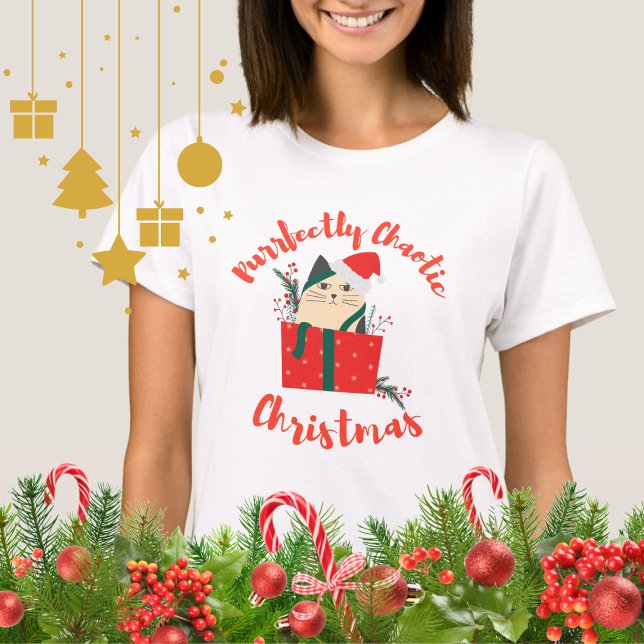 Purrfectly Chaotic Christmas Funny Holiday Cat  T-Shirt (Von Creator hochgeladen)