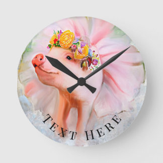 Purty Pig in einer Kleiderbühne Runde Wanduhr