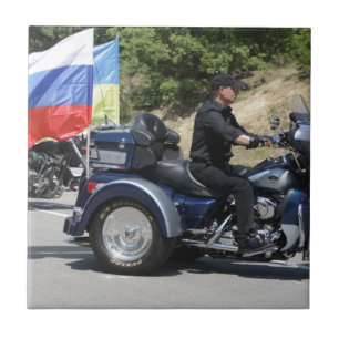 Putin reitet ein Trike! Fliese