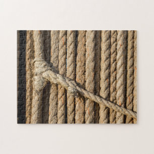 Puzzle aus Glasfaserkabel mit Knoten und Splicing