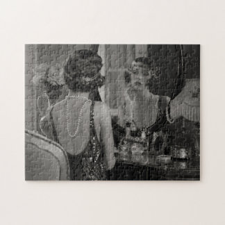 Puzzle Mujer Vintage de los Años 20 Frente al Toca