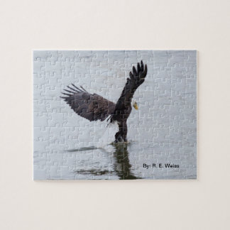 Puzzlespieladler scheint, auf Wasser zu gehen Puzzle
